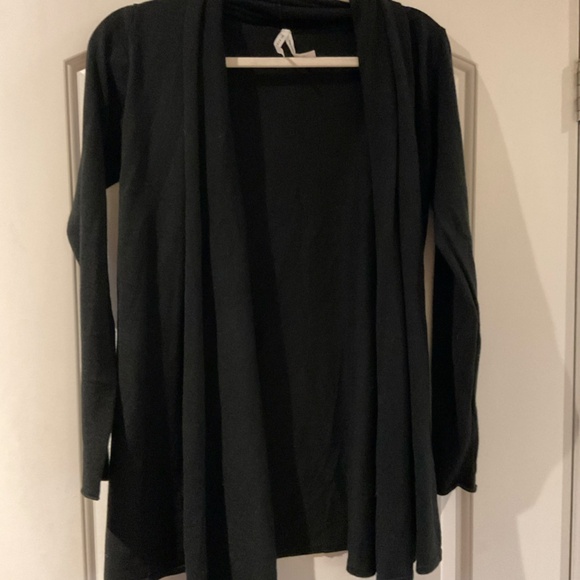Black Cardigan, never worn very soft and size small - Picture 4 of 5